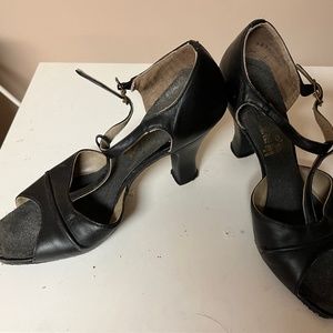 Capezio black leather dance shoes 6